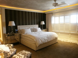 Ceiling in metallic plaster. Striped walls