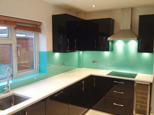 Glass kitchen splashbacks
