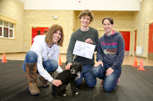 Dog trainer Liliana handing a certificate out at the end of the puppy class