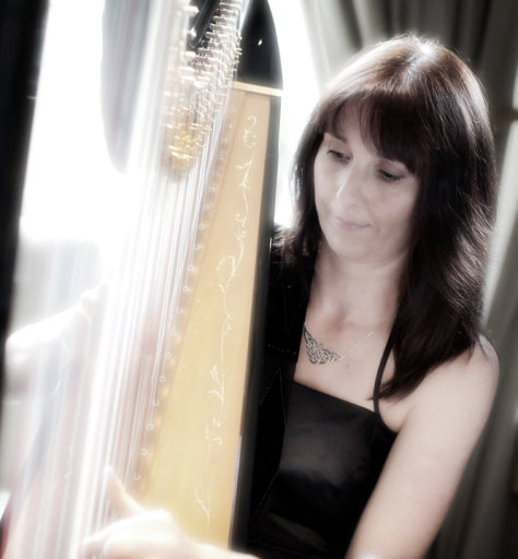 Oona Linnett - wedding harpist