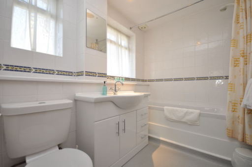 Firs Hotel Hitchin - Bathroom