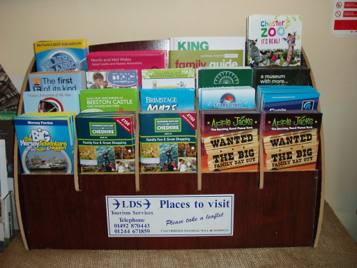 Wide table-top leaflet display unit