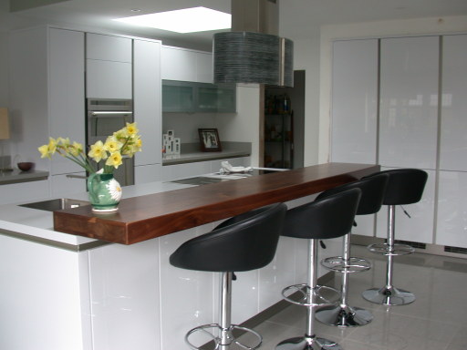 Modern Schuller Nextline Lacquered, Walnut bbar, Handleless kitchen, Siemens apps, designed by us.