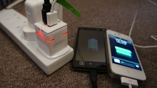 2.1A usb wall charger charges 2 devices at a time