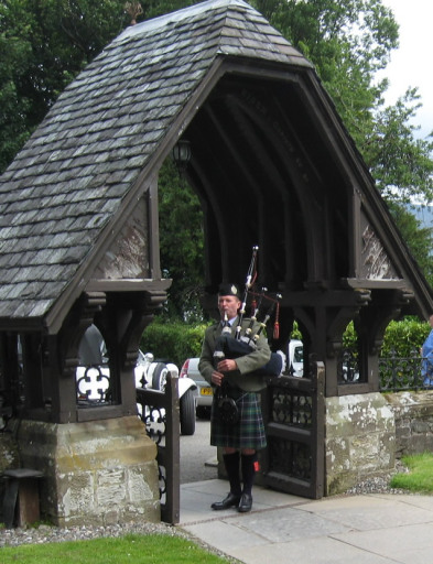 Wedding Piper loch lomond waiting for bride