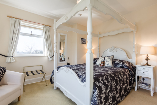 Tranquility - indulge in a four poster