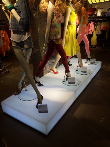 Illuminated acrylic mannequin plinth