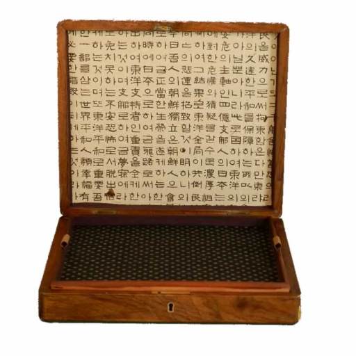 Figured Walnut Collector's Box, 19th century, with tray