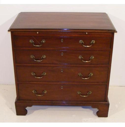 Small George III Mahogany Chest of Drawers. Circa 1785.