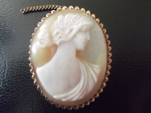 9ct Gold Shell Cameo Brooch