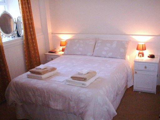 En-suite Double Bedroom - Garden view