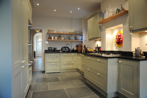 eautifull bespoke painted kitchen in winchester hampshire with dovetailed oak drawers.