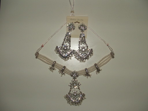 white pearl choker style ??25