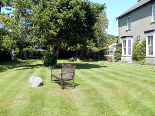 Pentre Bach garden