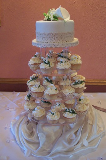 Lilies, Roses and Pearls cupcakes and wedding cake.