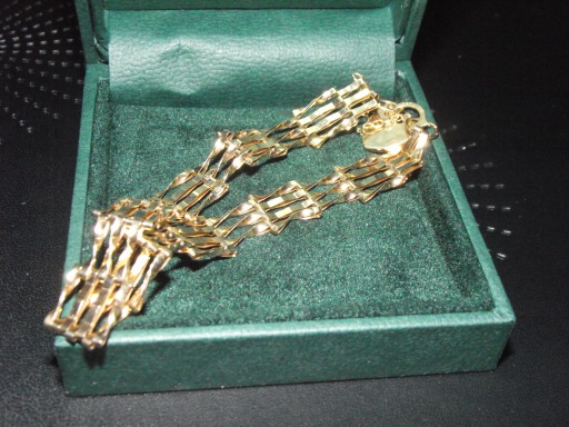 Ladies 9ct gold bracelet