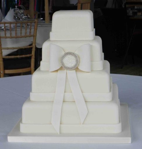 Sugarpaste bow and brooch wedding cake