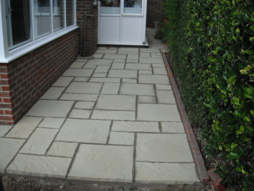 Riven paving in many different shapes and sizes