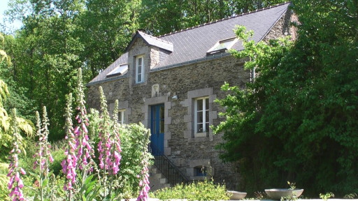 Detached house, detached barn and outbuildings, Southern Brittany, France for sale.