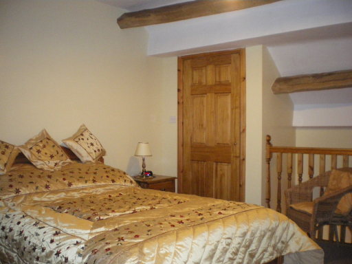 Kingsize bed in The Robins at Cowclose barn
