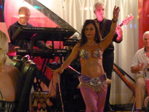 Leyla - acrobatic bellydancer!