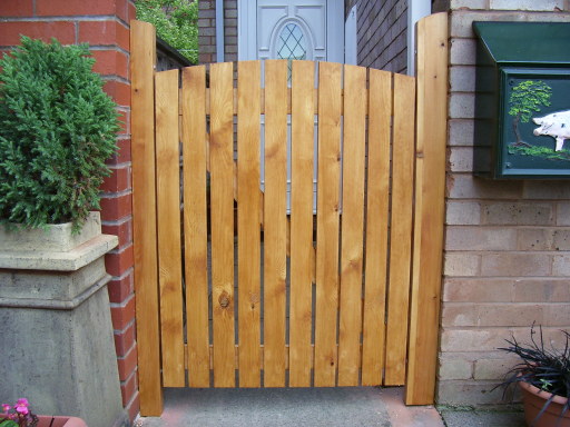 Bespoke curved gate