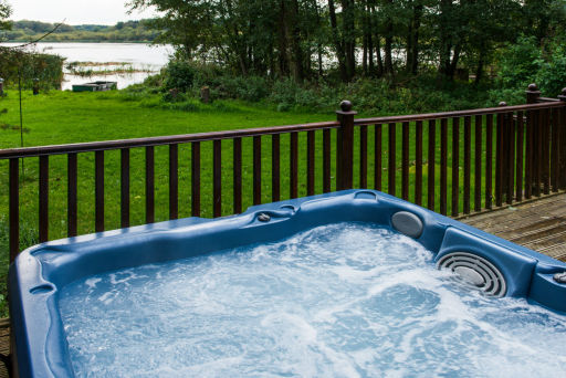 Egret Lodge with private hottub and sauna at the Tranquil Otter