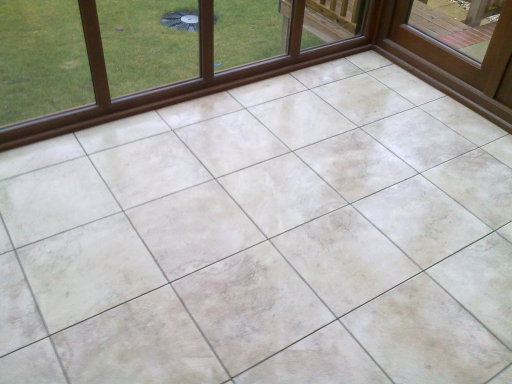 tiled conservatory floor by impact tiling. www.basingstoketiler.co.uk