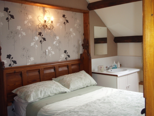 Single and double rooms are availble for B & B at Acorns in Devon