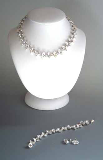 This stunning Swarovski crystal jewellery set can be tailored to your colour scheme