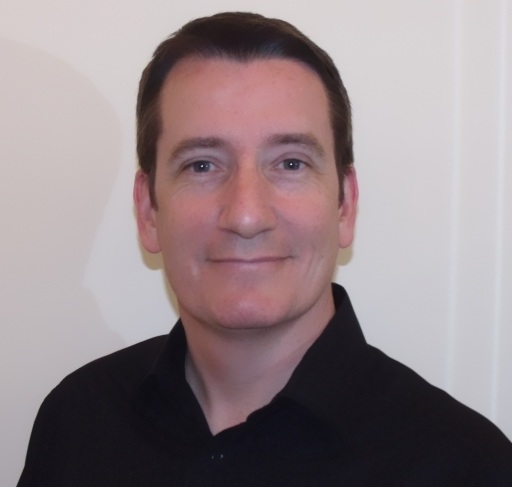Experienced singer, qualified vocal coach.