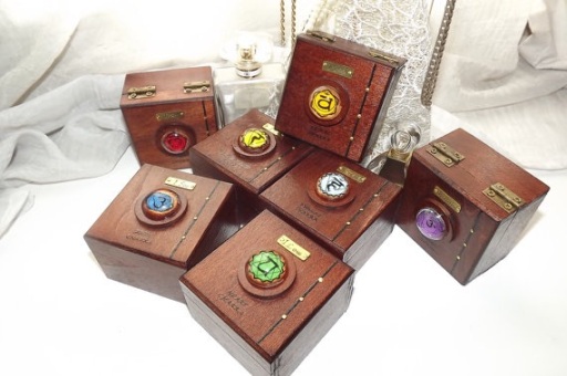 7 major chakra boxes with 7 matching glass pendants.