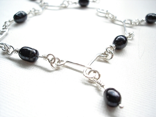 Black freshwater pearl and silver bracelet: handmade