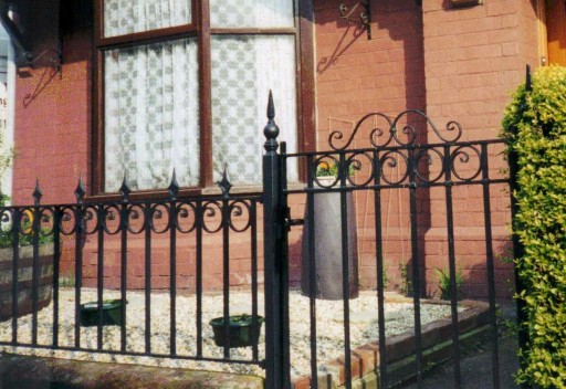 SINGLE GATE WITH ORNAMENTAL RAIL