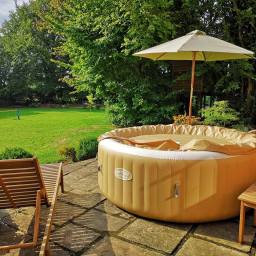 The Palm Springs Hot Tub by SwindonHot Tub Hire