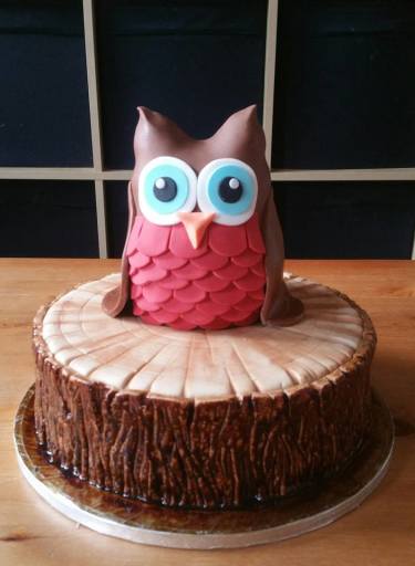 Owl on the trunk cake