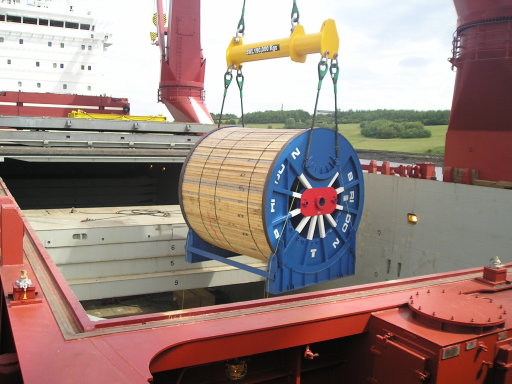 Heavy lift ship chartering