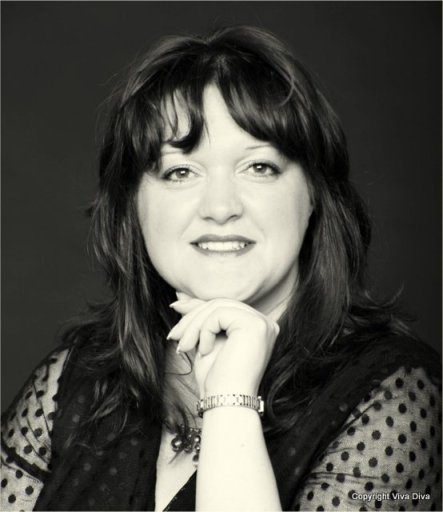 Lisa De-Rosa - Nottingham based singer with Viva Diva