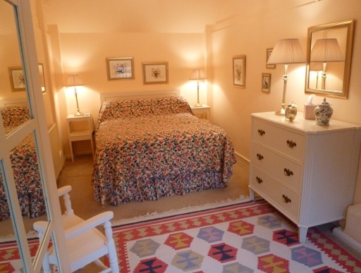 Sleeps 4 in 2 bedrooms