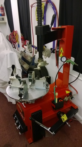 Tyre changing machine