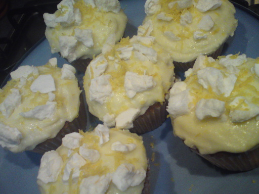 Lemon meringue bomb cupcake