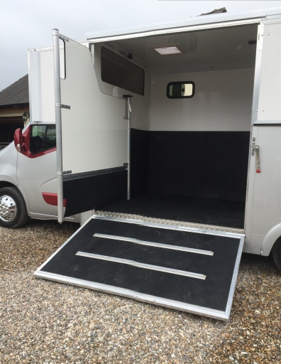 Easy Horse Loading Safe Stall for two horses