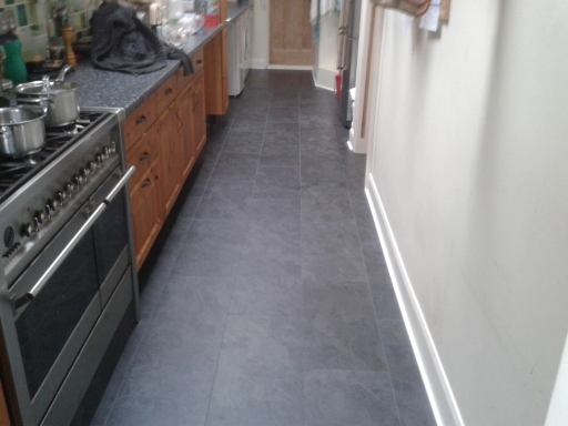 Laminate floor fitter, Karndean floor fitter, Amtico floor fitter, wood floor fitter.
