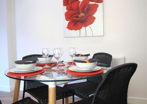 Smart City Apartments Oxford Street dining room