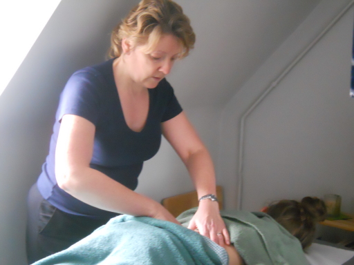 Bowen is a gentle form of bodywork. It can be done through light clothing and is suitable for all.