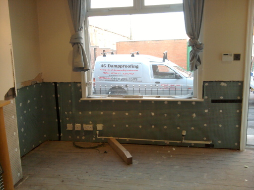 Damp proofing a wall with Newton membrane