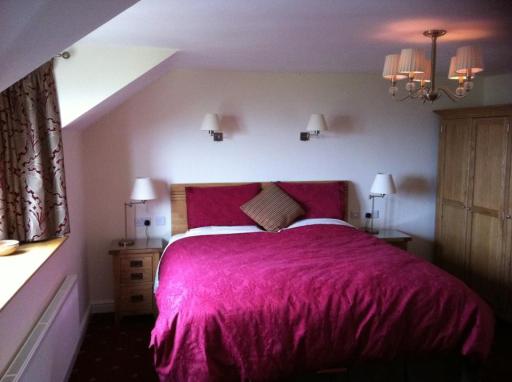 Kingsize bedroom with en suite bathroom