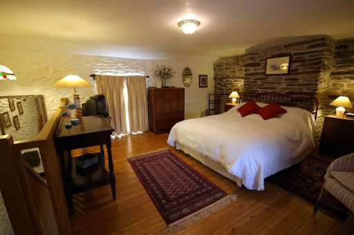 Rooky's Nook - romantic galleried double bedroom ensuite