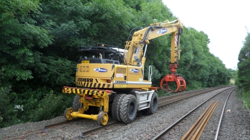 Road railer pulling rails