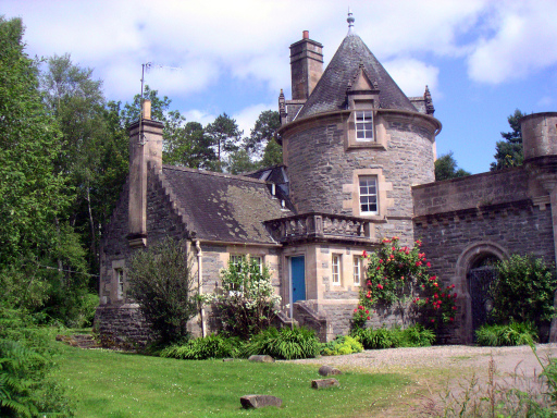 a mini castle for holidays, East Lodge, Dunalastair